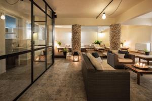 Una sala de estar con sofás y chimenea. en Waterman Svpetrvs Resort - All Inclusive, en Supetar