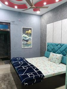 Postel nebo postele na pokoji v ubytování PRIYAMVADA FAMILY HOMESTAY