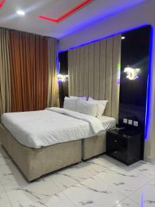 Una cama o camas en una habitación de Gold Rhino Hotel and Suites Ltd 2 fotos más