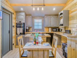 Kuchyň nebo kuchyňský kout v ubytování The Lodge - Uk50409