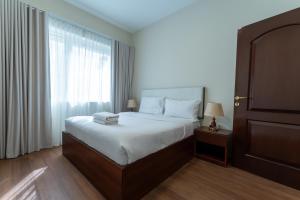 Una cama o camas en una habitación de Havana Holiday Homes in Al Garhoud 17 fotos más