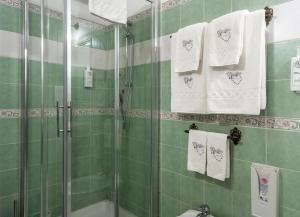 Un baño de Hotel Il Tiglio 70 fotos más