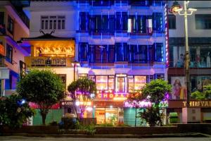 ガントクにあるDoma Residencyの夜明けの明かりの建物