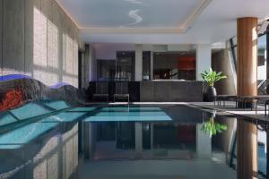 ein Swimmingpool mitten in einem Haus in der Unterkunft Domaine des Terres du Val in Wanze