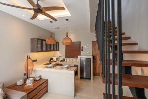 eine Küche mit einer Treppe und einem Deckenventilator in der Unterkunft Baliris Home Boutique Legian in Seminyak + 22 Fotos