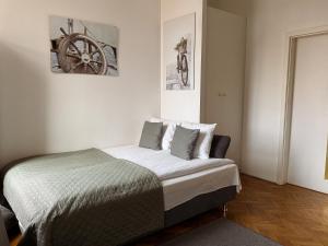 1 dormitorio con 1 cama y 1 rueda en la pared en Comfort Place Brno, Hybesova, en Brno