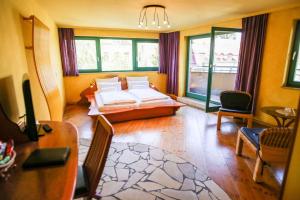 Rúm í herbergi á Backstage Hotel
