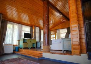 TV a/nebo společenská místnost v ubytování Fatsa Belediyesi Çerkezler Tepesi Bungalov Otel