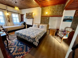 セルチュクにあるMystic Konakのベッドとリビングルームのある寝室