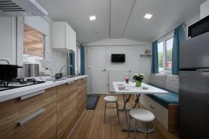 a kitchen with a table and chairs in a room at KNAUS Campingpark Nassau in Nassau
