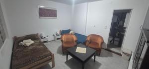 Una sala de estar con un sofá, una mesa y sillas. en Одмориште Ноћко, en Valjevo