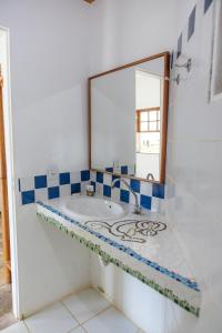 ein Badezimmer mit Waschbecken und Spiegel in der Unterkunft Flat Flor da Terra in Itacaré