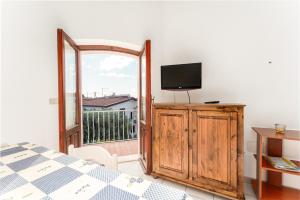 Una televisión o centro de entretenimiento en Appartamento in villa 5 posti letto