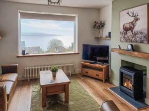 Μια τηλεόραση ή/και κέντρο ψυχαγωγίας στο Hillcrest Cottage