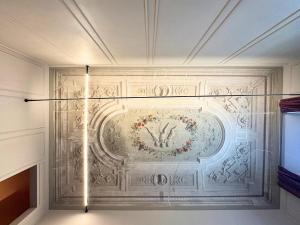 un muro con un dipinto sopra in una stanza di Cinisca Suite Rose a Bologna