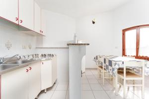 Una cocina o kitchenette en Appartamento in villa 5 posti letto