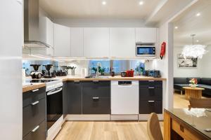 Η κουζίνα ή μικρή κουζίνα στο Santalux City Suite, Sauna +12 φωτογραφίες