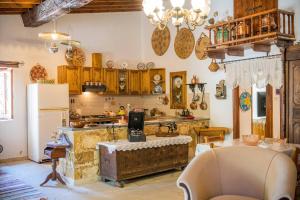 Kuchyň nebo kuchyňský kout v ubytování Maison Des Vignes Lofou