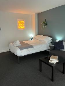 Postel nebo postele na pokoji v ubytování Bright & Modern Studio Central WV1 Appt 12