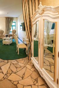 Rúm í herbergi á Backstage Hotel