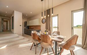 Gorgeous Home In Zaton في زاتون: مطبخ وغرفة طعام مع طاولة وكراسي