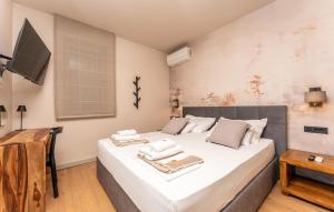 Gorgeous Home In Zaton في زاتون: غرفة نوم بها سرير أبيض كبير مع مناشف عليه +46 صورة