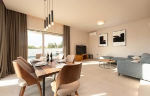 Gorgeous Home In Zaton في زاتون: غرفة معيشة مع طاولة وأريكة