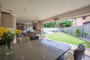 En have udenfor Spacious 4 Bed House - Sleeps 8