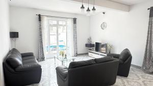 Khu vực ghế ngồi tại Villa Cocotier Piscine privée et plage à 5 mn à pied