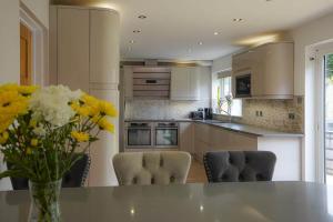 Køkken eller tekøkken på Spacious 4 Bed House - Sleeps 8