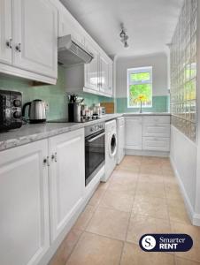 Nhà bếp/bếp nhỏ tại Bracknell - 1 Bedroom House - Parking