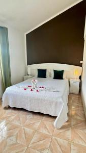 Giường trong phòng chung tại Villa Cocotier Piscine privée et plage à 5 mn à pied +41 ảnh