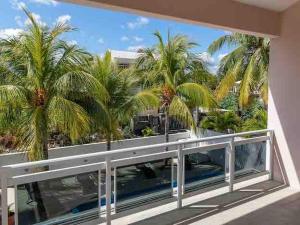 Ban công/sân hiên tại Villa Cocotier Piscine privée et plage à 5 mn à pied