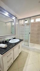 Phòng tắm tại Villa Cocotier Piscine privée et plage à 5 mn à pied