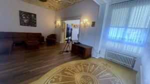 una sala de estar con un sofá y una mesa en Bummelallee Schlösschen, en Bad Harzburg