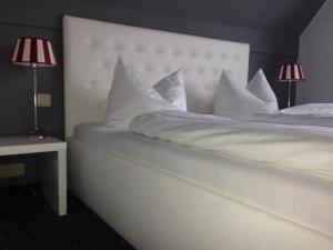 Postel nebo postele na pokoji v ubytování Arthotel Restaurant Pfeffermühle