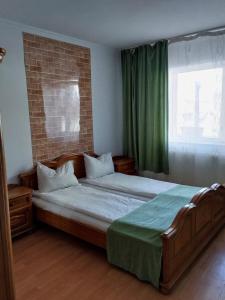 Giường trong phòng chung tại Pensiune Supca