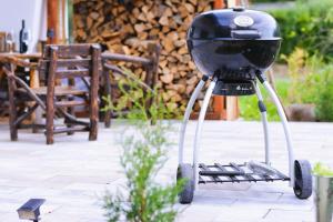 ein Grill auf Rädern auf einer Terrasse in der Unterkunft Ferienwohnung Brama in Reinhardshagen