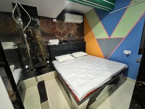 Ένα ή περισσότερα κρεβάτια σε δωμάτιο στο Ganga Palace Stay Home