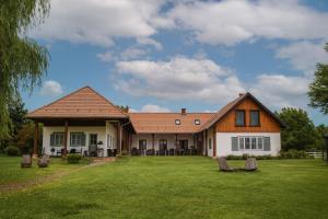 Un jardín fuera de Őri Art Inn