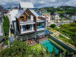 Bazén v ubytování NTVILLA HỒ XUÂN HƯƠNG Đà Lạt nebo v jeho okolí