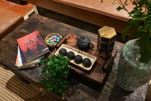 een salontafel met een boek en boeken erop bij RUM Studio 5 in Ho Chi Minh-stad