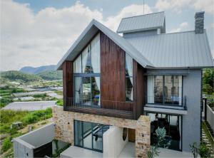 Nespecifikovaný výhled na hory nebo výhled na hory při pohledu z vily