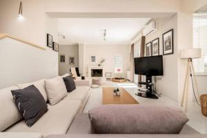 un soggiorno con un divano e una TV di Villa Zavria ad Argásion