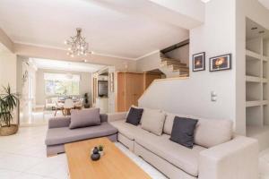 un soggiorno con un divano e un tavolo di Villa Zavria ad Argásion