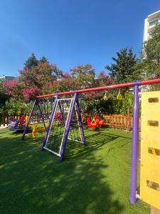 un parco giochi con uno scivolo in un parco di Montenegrina Hotel & SPA All-Inclusive a Bečići