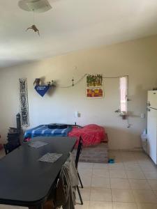 Cabañas el atardecer de Andrés - Flor Serrana - Tanti في تانتي: غرفة نوم بها سرير وطاولة في الغرفة