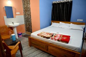 Een bed of bedden in een kamer bij Happy Homestay