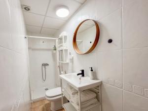 Et badeværelse på Villa luminosa con Piscina privada - patio y aparcamiento