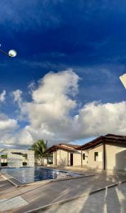 ein Gebäude mit einem Straßenlicht und einer Palme in der Unterkunft Chalé das Palmeiras in Itabaiana
